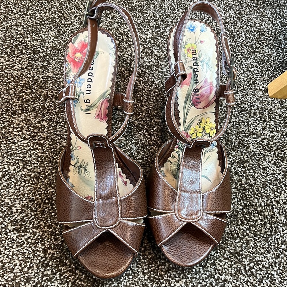 Madden Girl strappy peep toe brown 4.5 in heel with white stitch accent